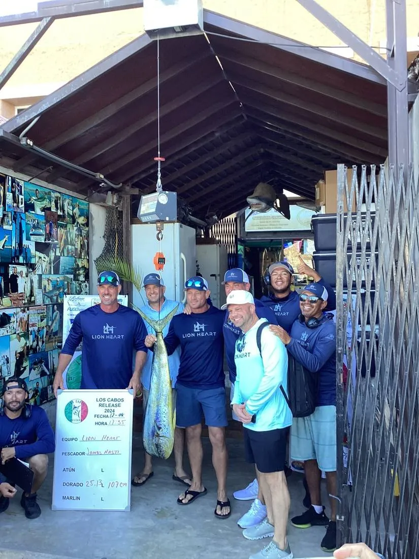 Lion Heart crew and guests celebrating catch aboard Cabo San Lucas charter